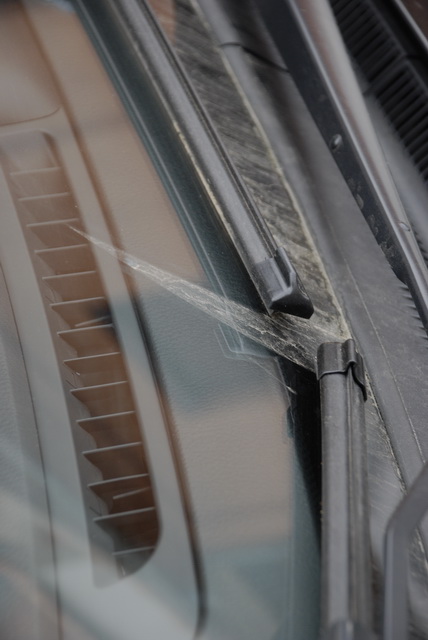 Dosta manji razmak nego kod originalnih brisača.